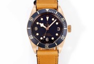 帝陀碧湾青铜M79250BM腕表。