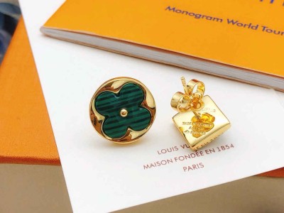 Lv绿色贝母耳钉