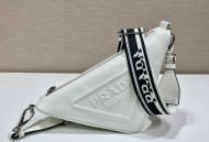 普拉达刺绣织带三角包2VH155