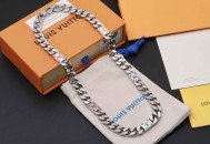 LV Mosaic将Tied U和 Cuban链环彼此相扣