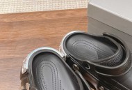  巴黎世家联名款网红洞洞鞋