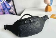 LV Rush 腰包以 Monogram Shadow 
