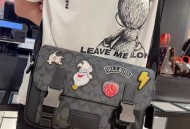 蔻驰贴饰disney tra最新款邮差包