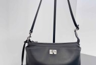 巴黎世家手拿包