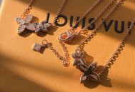 LV 双花幸运草项链耳钉底部logo精致！