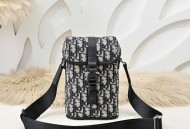 Dior-迪奥最新款竖款信使包单肩包