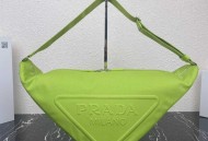 普拉达帆布大三角包2VY007