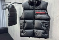 普拉达红字母羽绒马甲