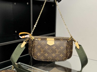 LV MULTI POCHETTE ACCESSORIES 手袋 型号：M44813