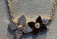 Lv 双花满钻四叶草项链