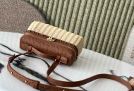 ExtraPocket这款小巧手袋将手工竹藤编