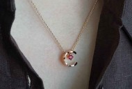 香奈儿CNC菱格粉钻水冰月项链